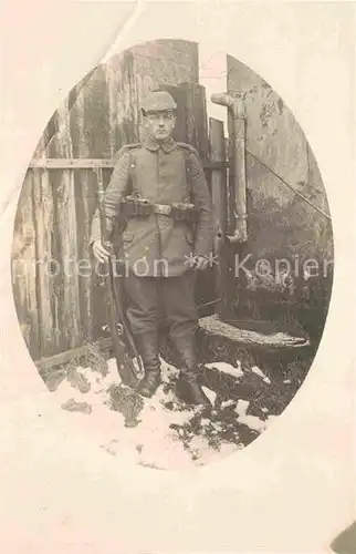 AK / Ansichtskarte Militaria Telegraphie Telegrafenkoppel WK1 Soldat mit Gewehr 