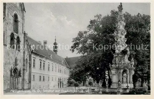 AK / Ansichtskarte Heiligenkreuz Niederoesterreich Stiftshof mit Dreifaltigkeitssaeule Kat. Heiligenkreuz