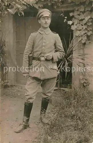 AK / Ansichtskarte Militaria WK1 Feldartillerie Regiment Soldat Uniform Beschnitten Kat. WK1