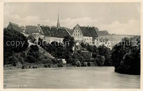 AK / Ansichtskarte Wasserburg Inn Blick ueber den Fluss zum Schloss Kat. Wasserburg a.Inn