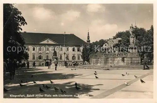 AK / Ansichtskarte Klagenfurt Woerthersee AH Platz mit Lindwurm und Rathaus Denkmal