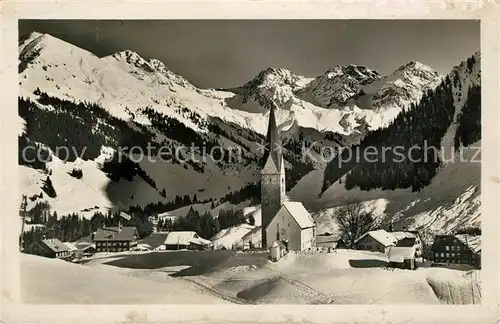 AK / Ansichtskarte Mittelberg Kleinwalsertal Ortsansicht mit Kirche Winterpanorama mit Schafalpkoepfe Hammerspitze Kat. Oesterreich