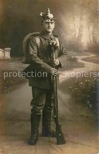 AK / Ansichtskarte Militaria Uniformen Soldat mit Bajonette Saechsisches Infanterie Regiment WK1  Kat. Uniformen