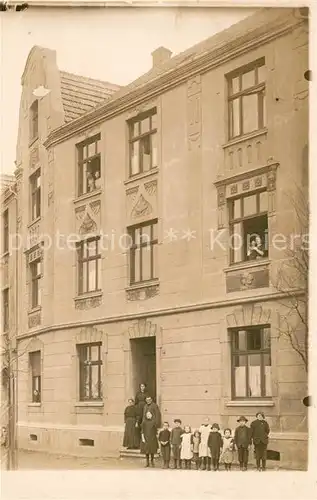 AK / Ansichtskarte Altenburg Thueringen Gruppenbild vor Wohnhaus Kat. Altenburg