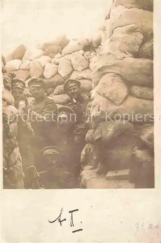 AK / Ansichtskarte Militaria Schuetzengraben WK1 Gruppenfoto Soldaten 