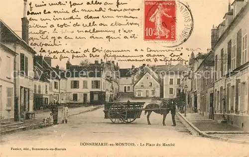 Donnemarie en Montois Place du Marche Pferdefuhrwerk