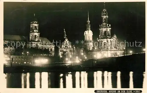 AK / Ansichtskarte Dresden Elbepartie bei Nacht Kat. Dresden Elbe