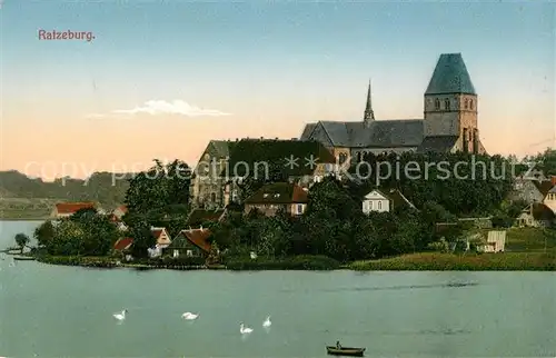 AK / Ansichtskarte Ratzeburg Ansicht vom See aus Blick zur Kirche Naturpark Lauenburgische Seen Kat. Ratzeburg