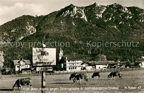 AK / Ansichtskarte Kruen gegen Soierngruppe mit Schoettikarspitze Karwendelgebirge Viehweide Kuehe Kat. Kruen