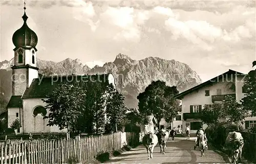 AK / Ansichtskarte Kruen Ortsmotiv mit Kirche Almabtrieb Kuehe Alpen Kat. Kruen