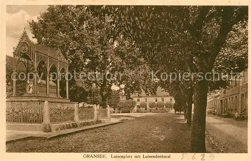 AK / Ansichtskarte Gransee Luisenplatz mit Luisendenkmal Kat. Gransee