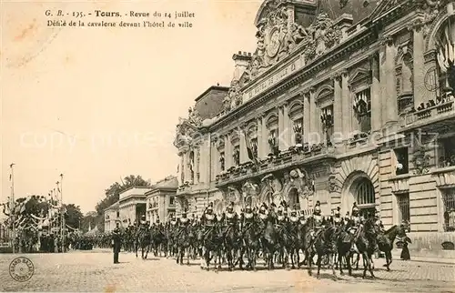 AK / Ansichtskarte Tours Indre et Loire Revue du 14 Juillet Defile de la cavalerie devant l Hotel de Ville Kat. Tours