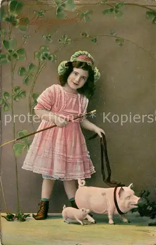 AK / Ansichtskarte Schweine Kind Maedchen Neujahr Kleeblatt  Kat. Tiere