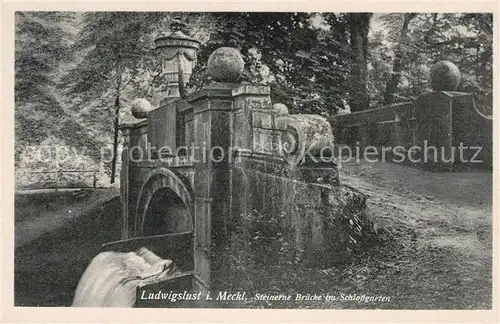 AK / Ansichtskarte Ludwigslust Steinerne Bruecke im Schlossgarten Kat. Ludwigslust