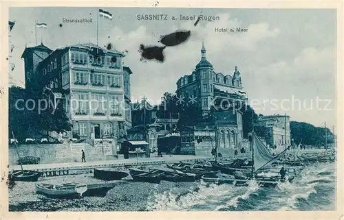 AK / Ansichtskarte Sassnitz Ostseebad Ruegen Strandschloss Strand Fischerboote Kat. Sassnitz