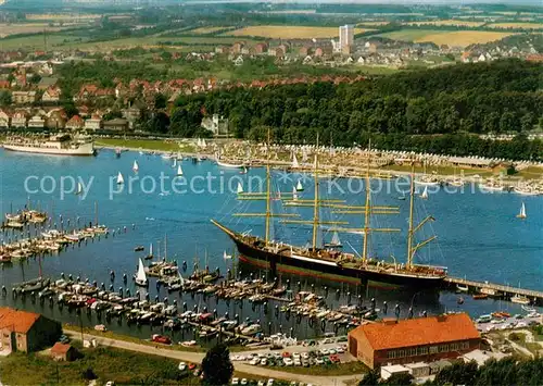 AK / Ansichtskarte Travemuende Ostseebad Fliegeraufnahme Hafen Kat. Luebeck