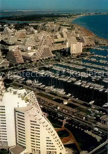 AK / Ansichtskarte La Grande Motte Vue aerienne des immeubles pyramidaux et du port Kat. La Grande Motte