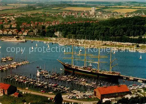 AK / Ansichtskarte Travemuende Ostseebad Hafen Segelschiff Viermaster Fliegeraufnahme Kat. Luebeck