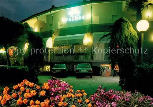 AK / Ansichtskarte Sirmione Hotel Villa Pagoda bei Nacht Blumen