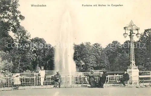 AK / Ansichtskarte Wiesbaden Fontaine mit Weiher im Kurgarten Kat. Wiesbaden