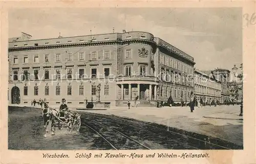 AK / Ansichtskarte Wiesbaden Schloss mit Kavalier Haus und Wilhelm Heilanstalt Kat. Wiesbaden