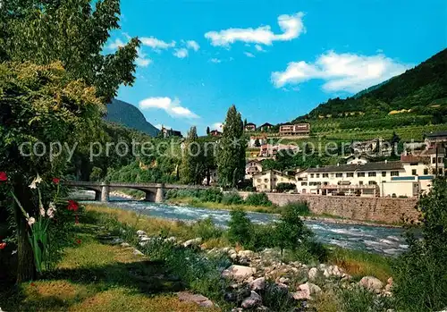 Lana Merano Suedtirol Uferpartie am Fluss Blick auf Schloss Braunsberg