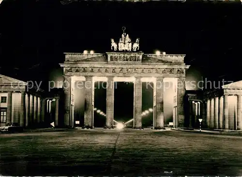 AK / Ansichtskarte Berlin Brandenburger Tor Quadriga bei Nacht Kat. Berlin