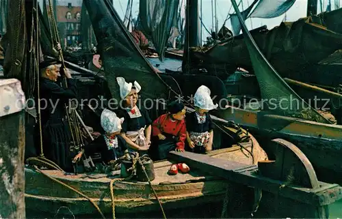 AK / Ansichtskarte Volendam Fischerboote Trachten Kat. Niederlande
