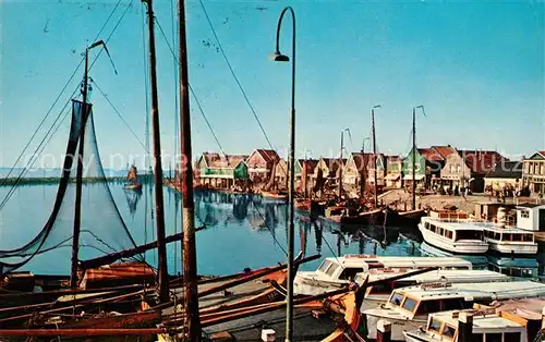 AK / Ansichtskarte Volendam Hafen Fischerboote Motorboote Kat. Niederlande