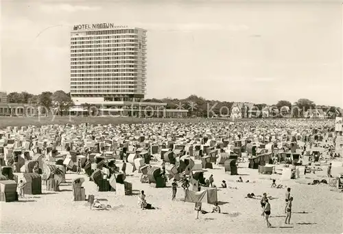 AK / Ansichtskarte Warnemuende Ostseebad Strand mit Blick zum Hotel Neptun Kat. Rostock