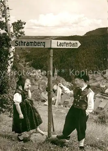 AK / Ansichtskarte Lauterbach Schwarzwald Wegweiser Lauterbacher Strumpf Kinder Trachten Kat. Lauterbach