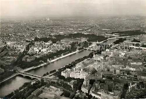 AK / Ansichtskarte Paris Vue panoramique de la Tour Eiffel sur la Seine et la butte Montmartre Kat. Paris