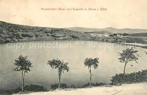 AK / Ansichtskarte Daun Eifel Weinfelder Maar mit Kapelle Kat. Daun