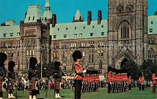 AK / Ansichtskarte Leibgarde Wache Changing of the Guards Ottawa Ontario Parliament Buildings  Kat. Polizei