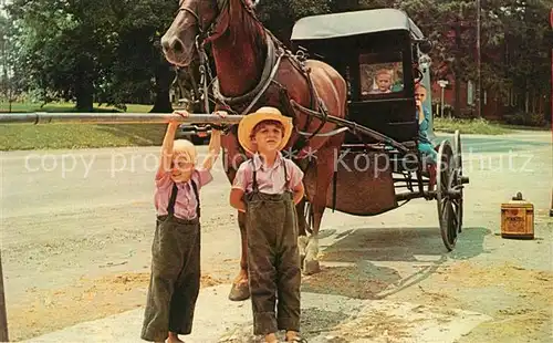 AK / Ansichtskarte Pferdekutschen Amish Children  Kat. Tiere