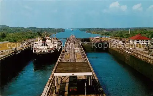 AK / Ansichtskarte Schiffe Ships Navires Gatun Locks Panama Canal 