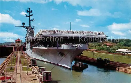 AK / Ansichtskarte Schiffe Ships Navires U.S. Aircraft Carrier Valley Forge Miraflores Locks Panama Canal
