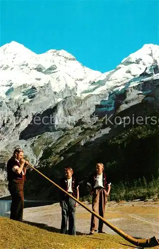 AK / Ansichtskarte Alphorn Alphornblaeser Berner Oberland  Kat. Musik