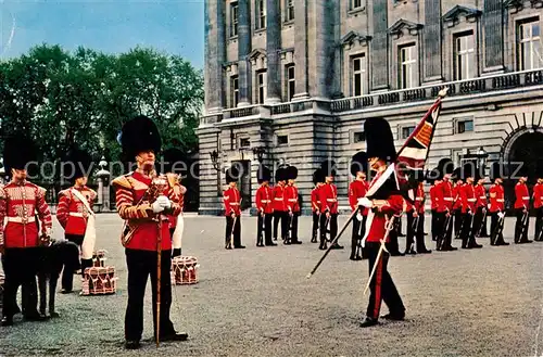 AK / Ansichtskarte Leibgarde Wache Changing of the Guard Ceremony Buckingham Palace London Kat. Polizei