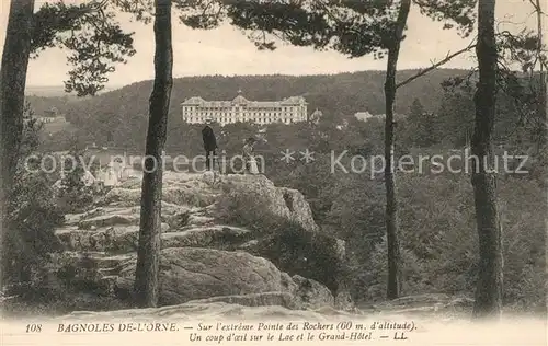 AK / Ansichtskarte Bagnoles de l Orne Sur lextreme Pointe des Rochers Un coup doeil sur le Lac et le Grand Hotel Kat. Bagnoles de l Orne