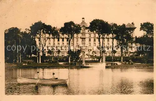 AK / Ansichtskarte Bagnoles de l Orne Le Grand Hotel et le Lac Kat. Bagnoles de l Orne
