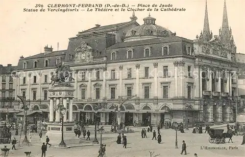 AK / Ansichtskarte Clermont Ferrand Puy de Dome Place de Jaude Statue de Vercingetorix Le Theatre et le Clocher de la Cathedrale Kat. Clermont Ferrand