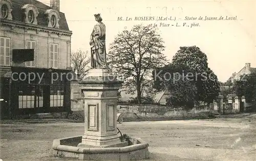 AK / Ansichtskarte Les Rosiers sur Loire Statue de Jeanne de Laval et la Place Kat. Les Rosiers sur Loire