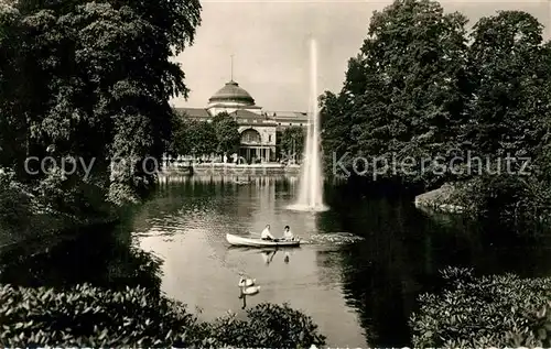 AK / Ansichtskarte Wiesbaden Kurhaus Kurpark Schwanansee Fontaene Bootfahren Kat. Wiesbaden