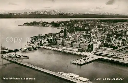 AK / Ansichtskarte Friedrichshafen Bodensee Hafenbahnhof Fliegeraufnahme Hafen Kat. Friedrichshafen