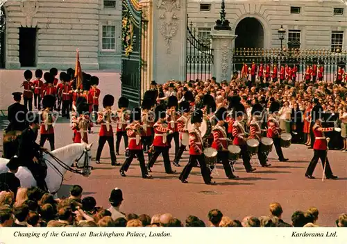 AK / Ansichtskarte Leibgarde Wache Changing of the Guard Buckingham Palace London  Kat. Polizei