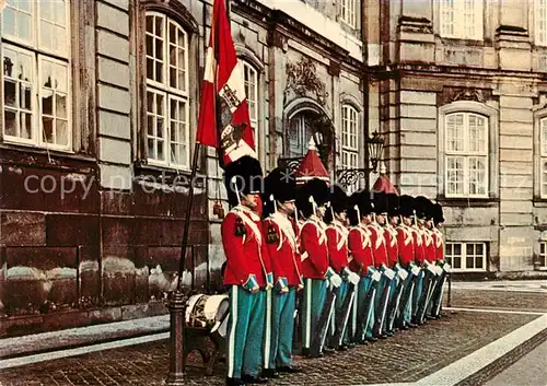 AK / Ansichtskarte Leibgarde Wache Kopenhagen Schloss Amalienborg Wachtparade  Kat. Polizei