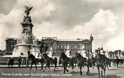 AK / Ansichtskarte Leibgarde Wache Horse Guards Buckingham Palace London  Kat. Polizei
