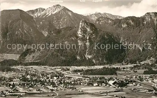 AK / Ansichtskarte Oberammergau gegen Notkarspitze Kofel Zugspitze Wettersteingebirge Fliegeraufnahme Kat. Oberammergau