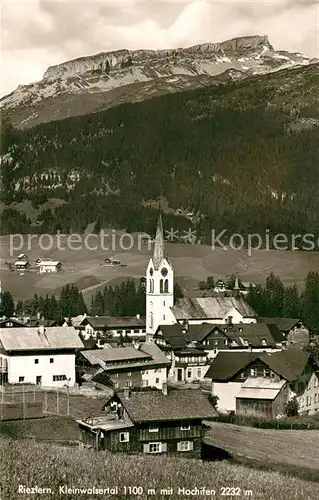 AK / Ansichtskarte Riezlern Kleinwalsertal Vorarlberg Ortsansicht mit Kirche Hochifen Kat. Mittelberg